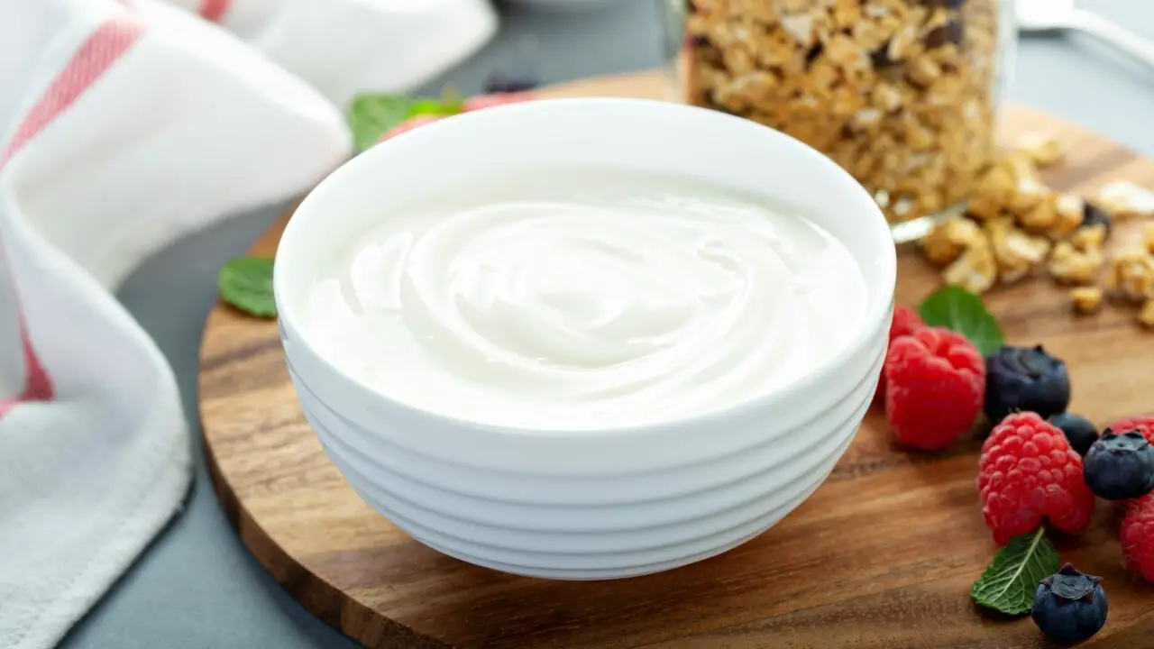 Non basta uno yogurt per stare bene: ecco cosa sono davvero i probiotici e a cosa servono