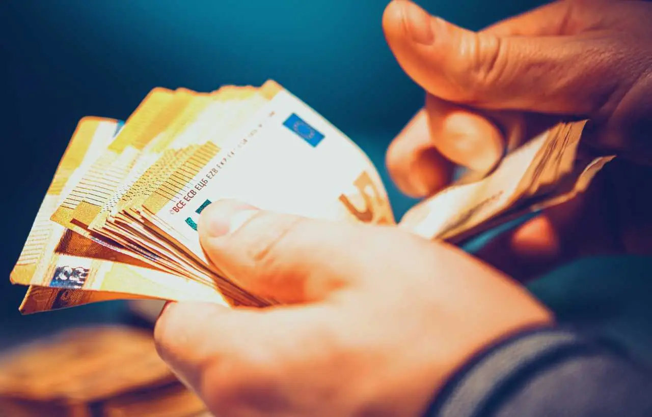 Il trucco psicologico definitivo per smettere di spendere troppo subito